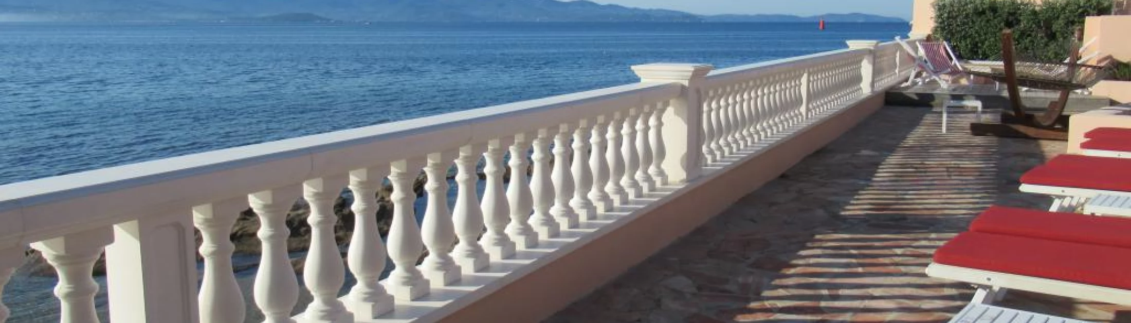 Réalisation d'une balustre et d'encadrements muraux dans un hôtel 4 étoiles au bord de mer en Corse