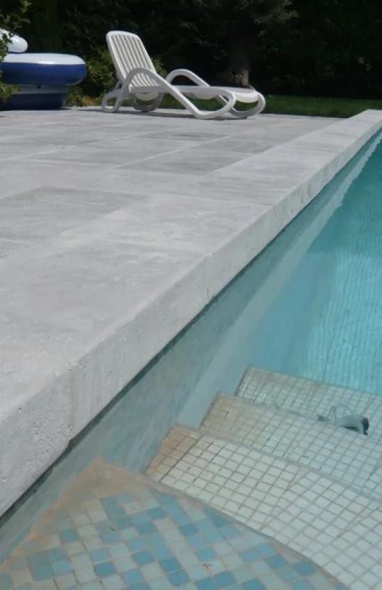 magelles de piscine rectangulaires légèrements ondulées et martellées  donnent un aspect ancien a cette piscinetel