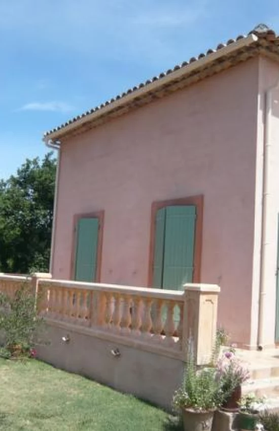 les balustres et piliers ton ocre ont e été choisis pour cette villa midétanéenne aux façades provençales