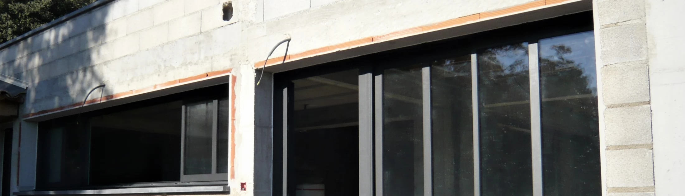 Appuis et seuils contemporains gris réalisés pour une construction à Cotignac (83)