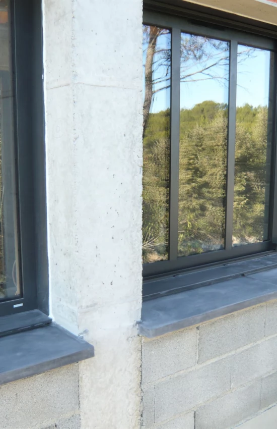 Rénovation d'un mas a Cotignac pose d'appuis de fenêtre matis