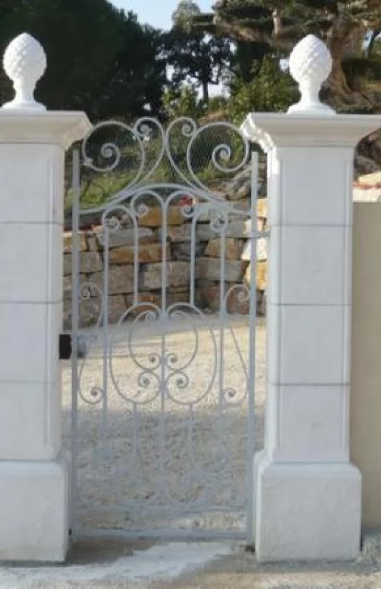 pilier de portail gordes blanc dans le var 