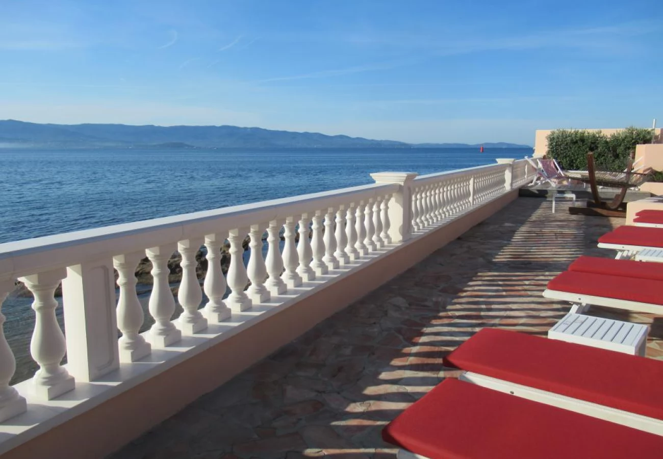 Réalisation d'une balustre et d'encadrements muraux dans un hôtel 4 étoiles au bord de mer en Corse
