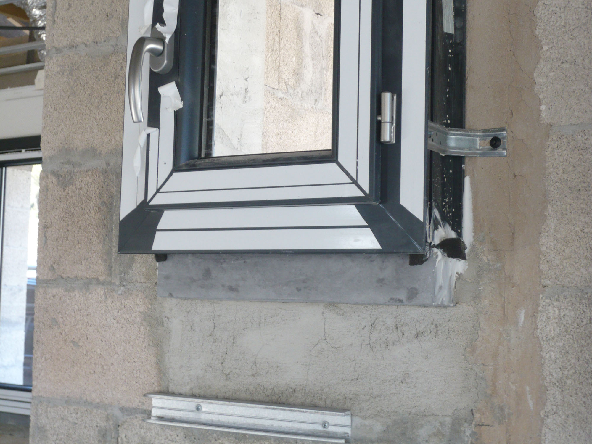 Comment poser un appui de fenêtre préfabriqué ?